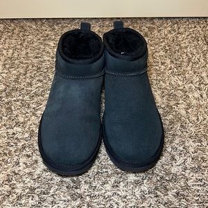 Used Ugg Ultra Mini size 9 in black